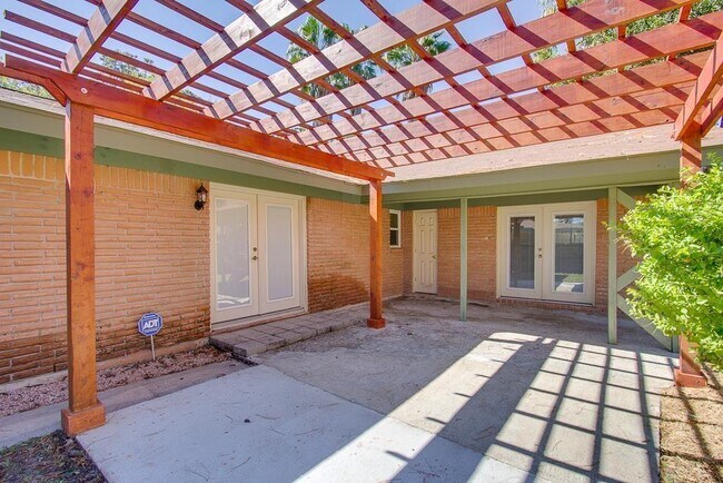 Building Photo - 10010 Westview Dr