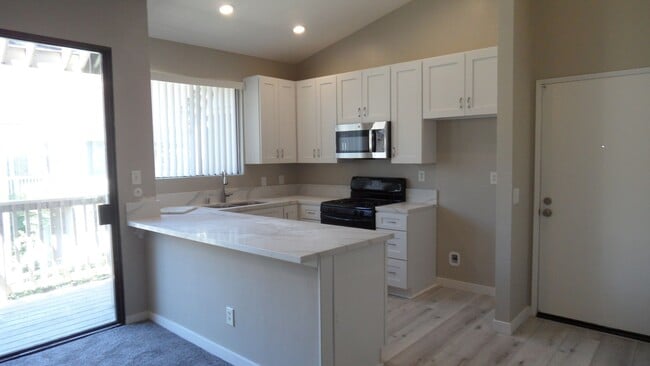 Building Photo - 10520 Lakeside Dr N