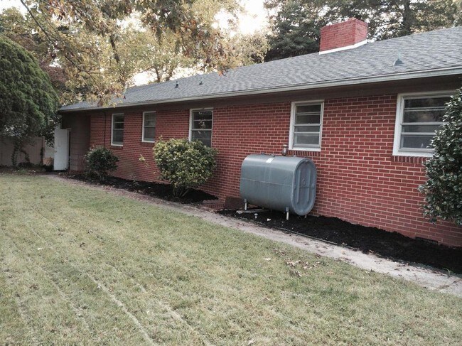 Building Photo - 1507 Riverside Dr