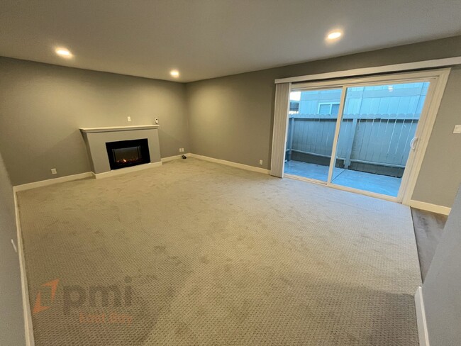 Foto del edificio - Fully Remodeled 3-Bd, 2-Ba Townhome with M...