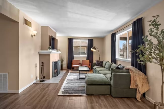 Building Photo - 719 E 9th Ave