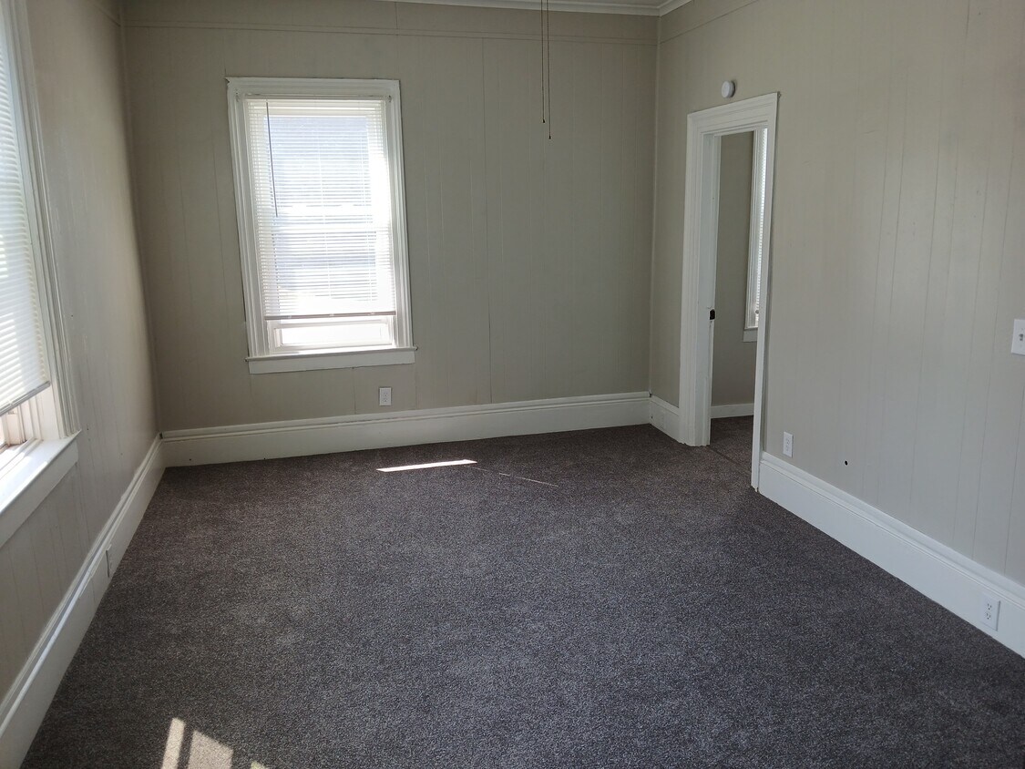 Foto principal - 134 E 4th St