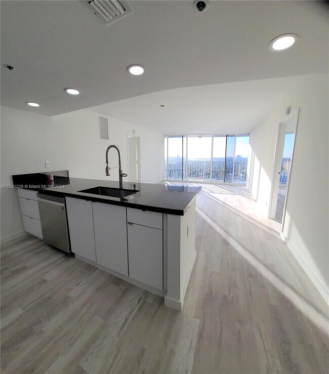 Building Photo - 7601 E Treasure Dr