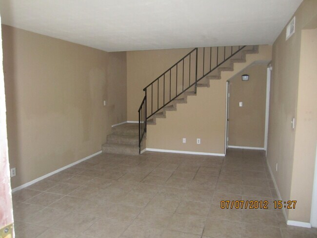 Foto del edificio - This Townhouse is located minutes from the freeway!