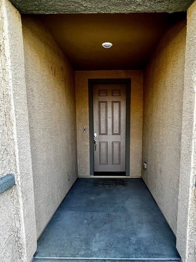 Foto del edificio - 4 Bedroom Home with 3-Car Garage in Gladde...
