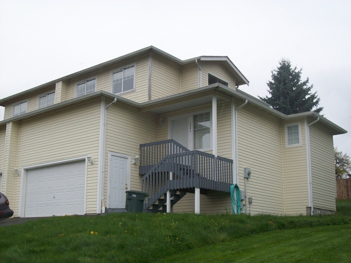 Foto principal - Preleasing, 4 Bedroom Townhouse just minut...