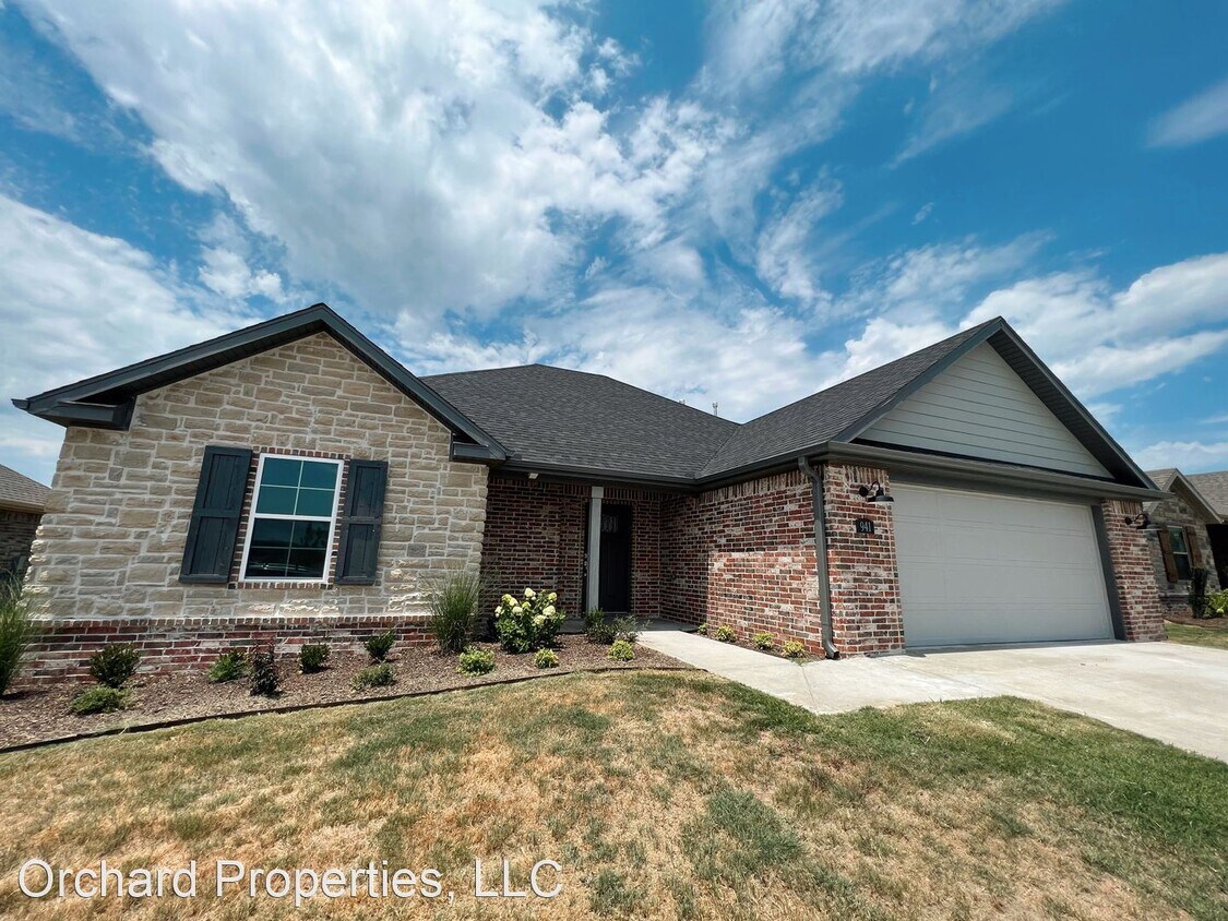Foto principal - 3 br, 2 bath House - 941 Madden St.