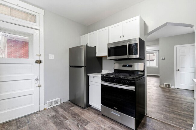 Building Photo - Beautiful Newly Renovated 3 Bedroom Home I...