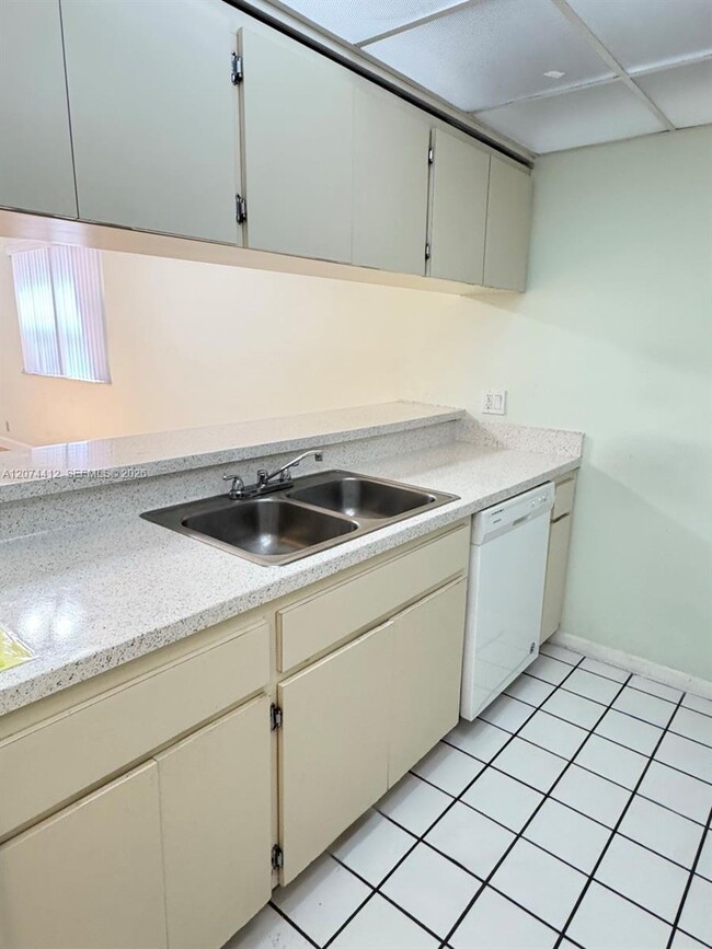Building Photo - 8120 Geneva Ct