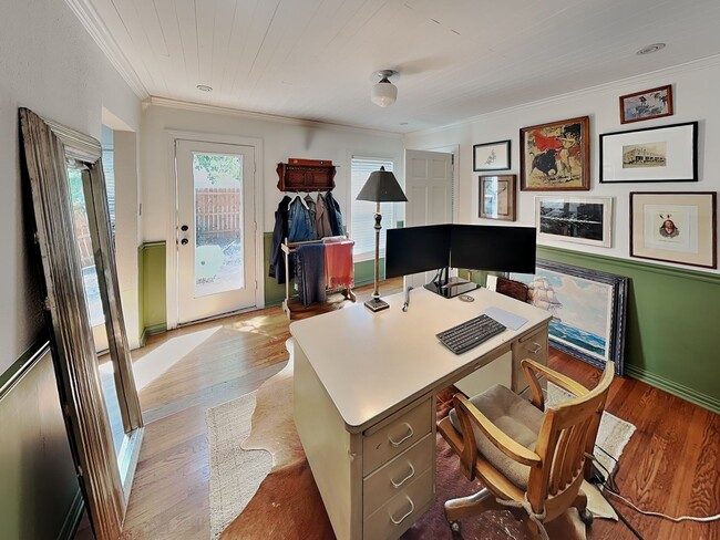 Foto del edificio - Updated & Modern Home Built in 1940's this...