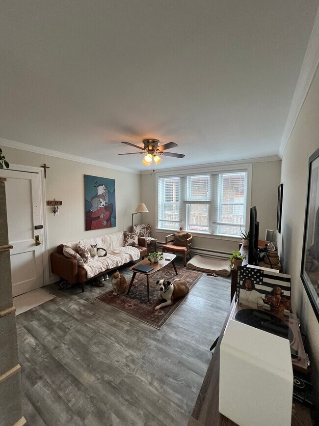 Foto del edificio - 837-835 W Cornelia Ave