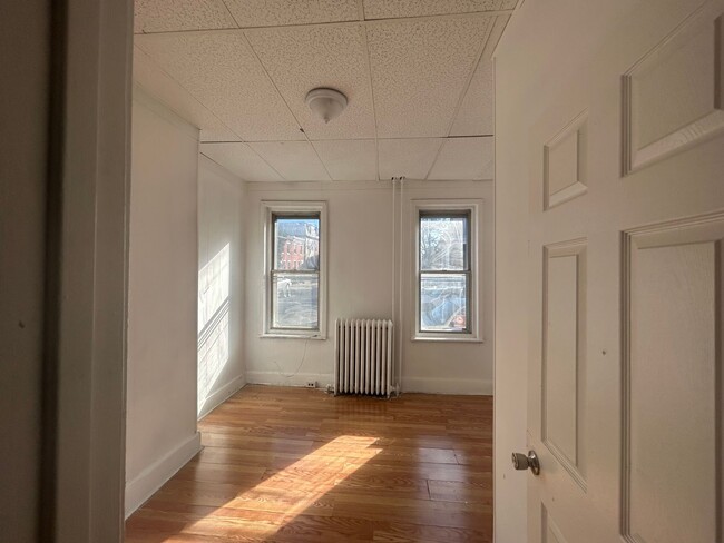 Building Photo - 3232 Emerald st 2BR apt $1000