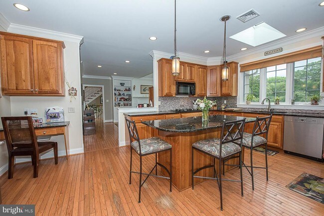 Building Photo - 131 Rossmore Dr