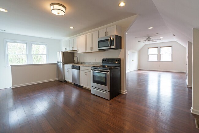 Building Photo - 111 Robinson Woods