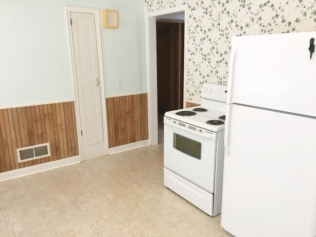 Building Photo - 3 Bedroom, 2 Bath Single Family Home with ...
