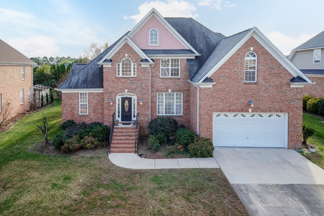 Foto principal - Four Bedroom Home!