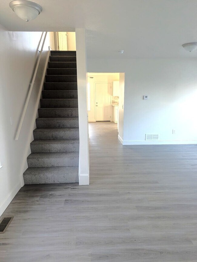 Foto del edificio - 247 Reed Ave