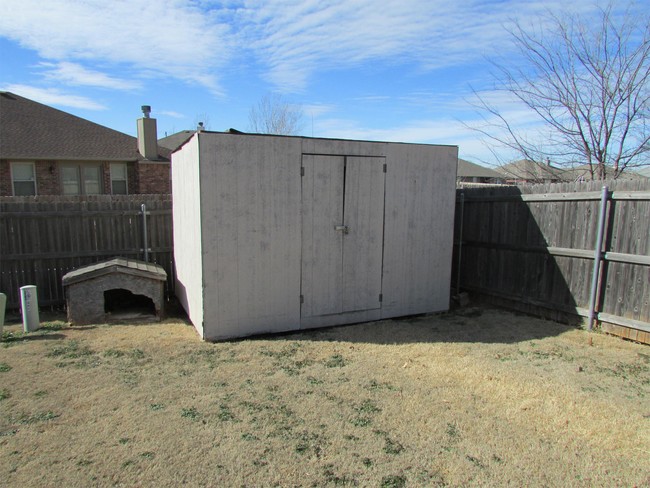 Building Photo - 8805 Woodbend Dr
