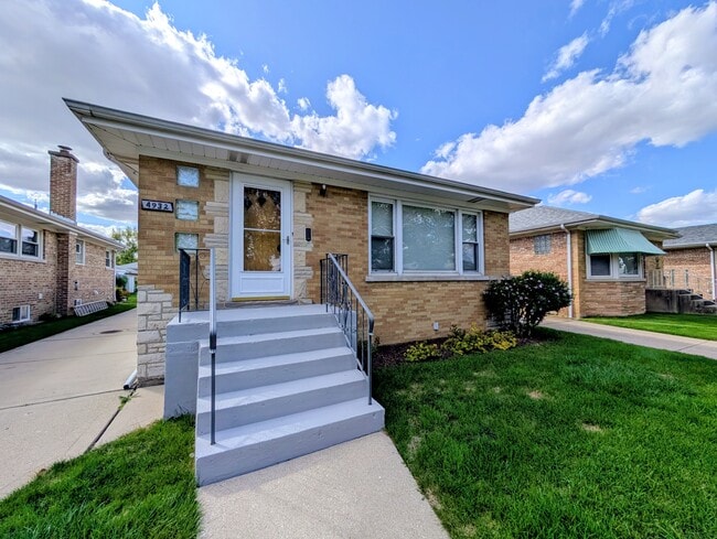 Front door & front yard - 4932 N Normandy Ave