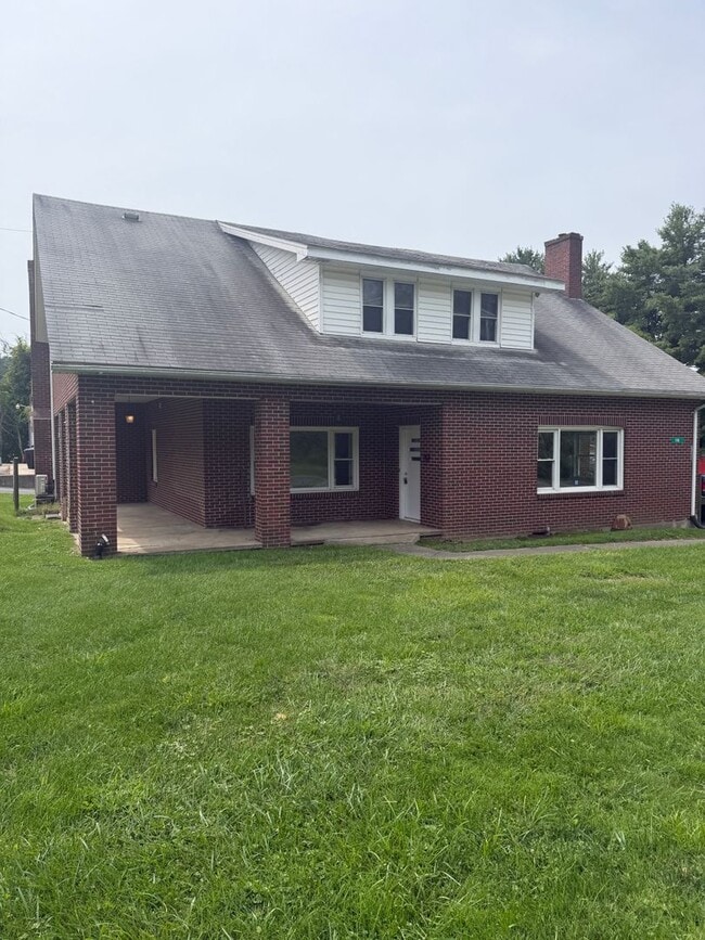 Building Photo - 196 Perkinsville Dr