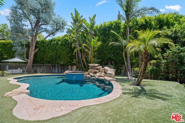 Foto del edificio - 2701 Roscomare Rd