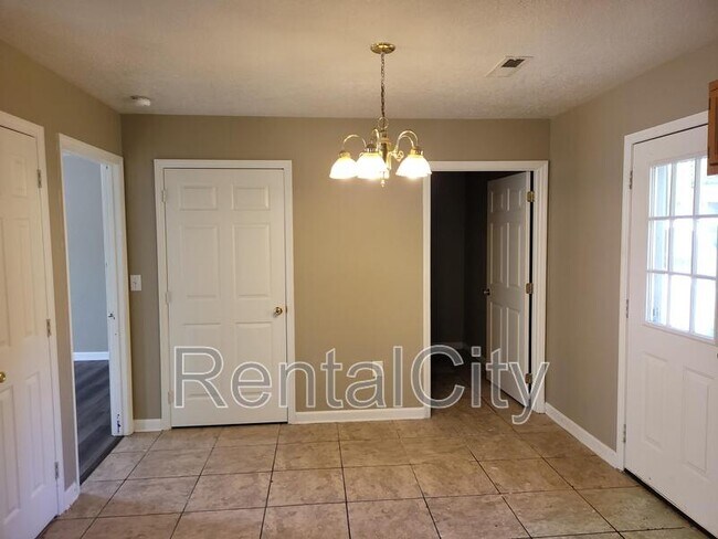 Foto del edificio - 2711 Hillside Dr
