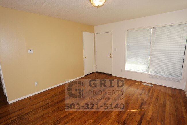 Building Photo - Beautiful, Spacious 3 Bedroom - Foster-Powell Neighborhood