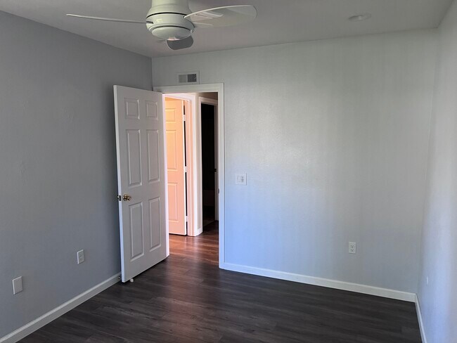 Building Photo - 1101 Woodlake Dr