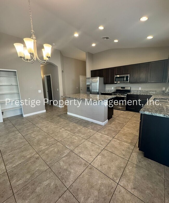 Building Photo - Spacious 4+Den/3 Northwest Home!