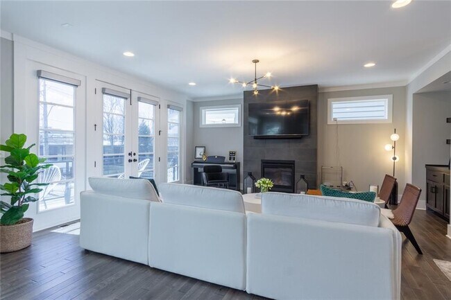 Foto del edificio - 704 W 45th St