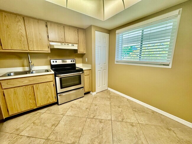 Building Photo - 2975 Thrush Dr