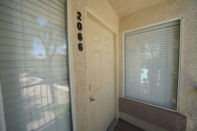Foto del edificio - SHOWINGS AVAILABLE NOW