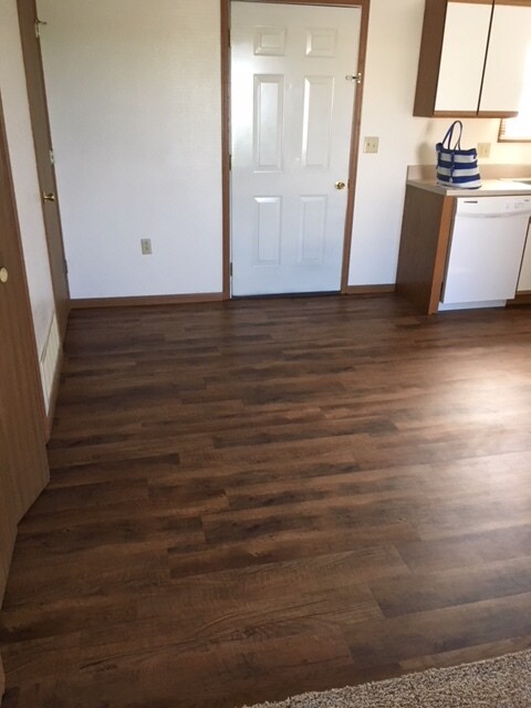 Comedor con acceso exterior y conexiones para lavandería a la izquierda. - 3104 Ross Ct