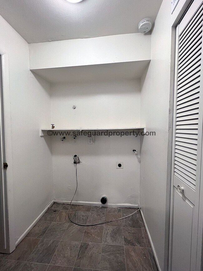 Foto del edificio - Spacious 3 Bedroom Multi-Level Townhome in...