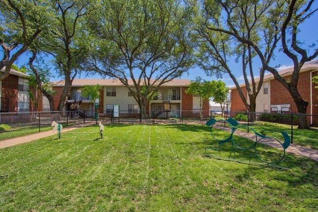 Building Photo - Crestbrook Apartments