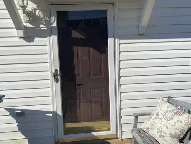 Building Photo - Swanky Townhouse