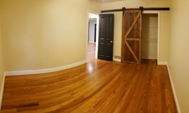 Building Photo - 3 bed 1.5 bath plus Office/Den Old South W...