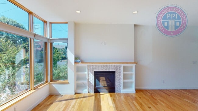 Building Photo - Modern Townhome In SE  Floor to Ceiling Wi...