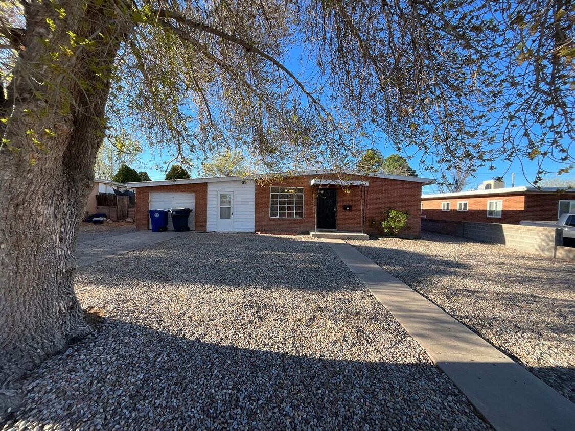 Foto principal - 3 Bedroom Single Story Available Near Coma...