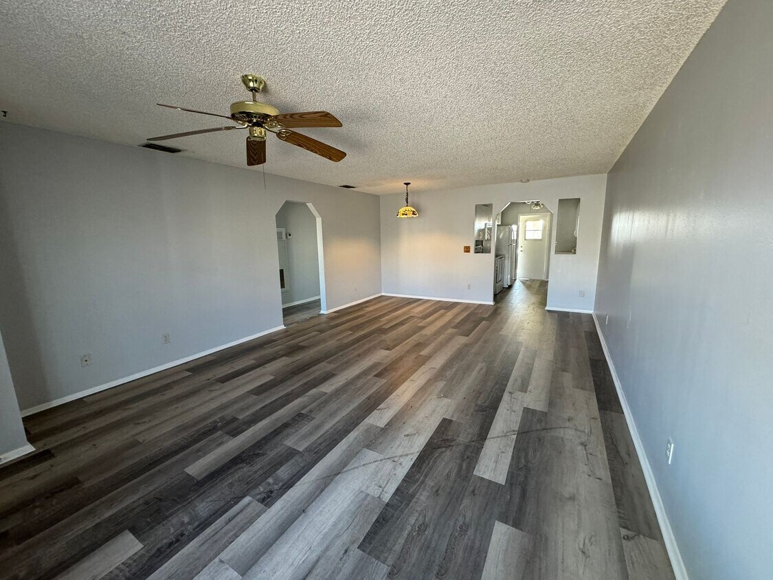 Foto principal - GORGEOUS 2BR/2BA Recently Remodeled Apartm...
