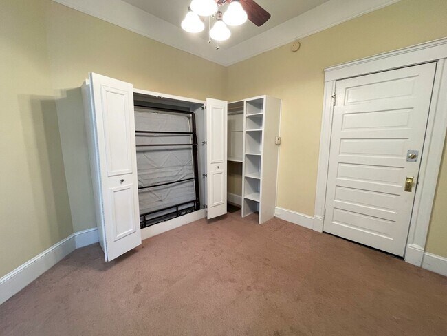 Building Photo - Studio Apartment on Desirable Magnolia Street