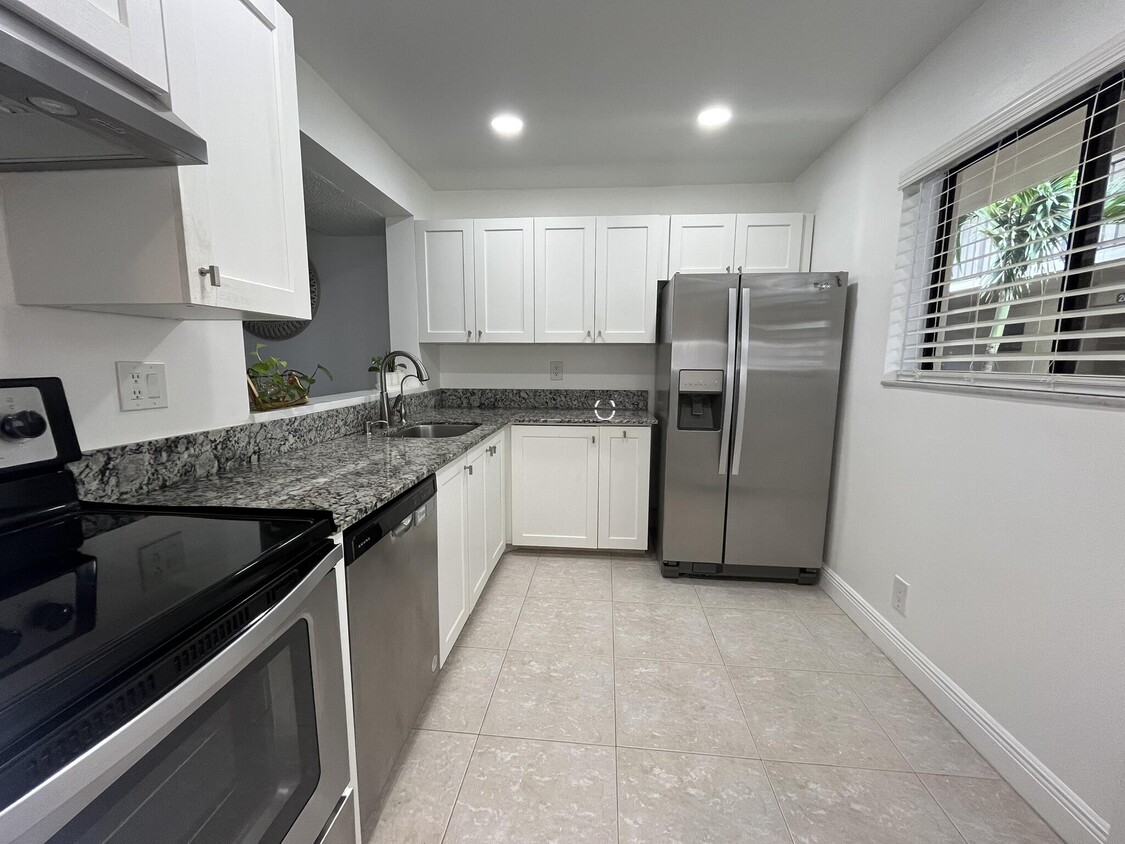 Primary Photo - 5160 Las Verdes Cir
