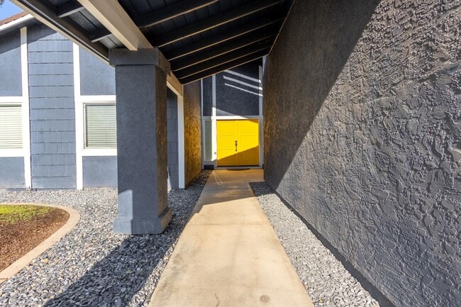 Building Photo - FOUR BEDROOM HOME ON A HUGE LOT SEE VIDEO