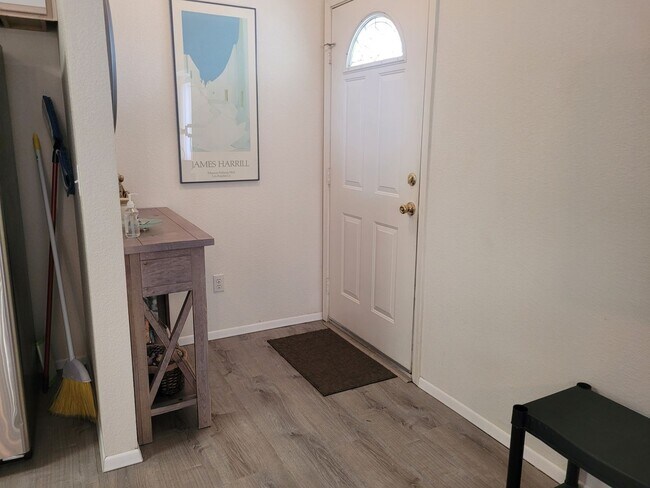 Building Photo - Charming 1-Bedroom Apartment for Short-Ter...