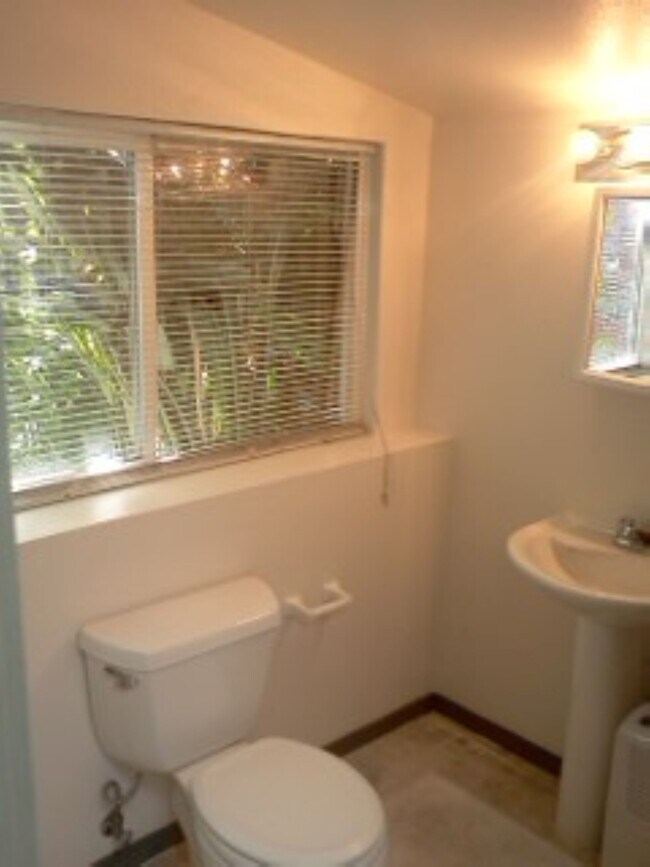bathroom - 2146 Bonar St