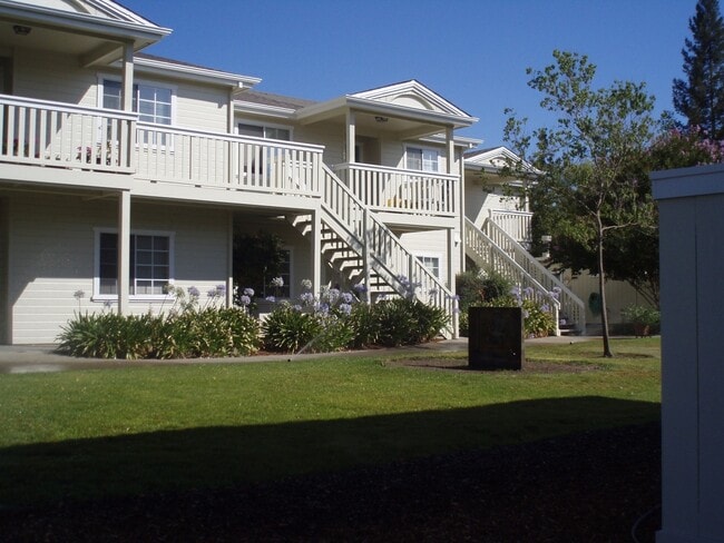 Building Photo - Beautiful and Quiet Upstairs 2 Bedroom 2 Bath Apartment with Wonderful Views