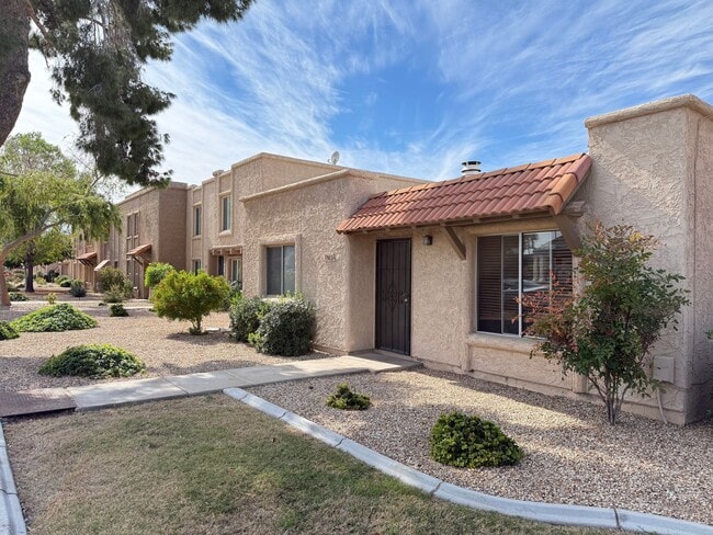 Building Photo - Beautiful END UNIT Scottsdale Townhome In The Heart Of Scottsdale