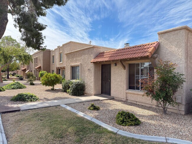 Foto del edificio - Beautiful END UNIT Scottsdale Townhome In The Heart Of Scottsdale
