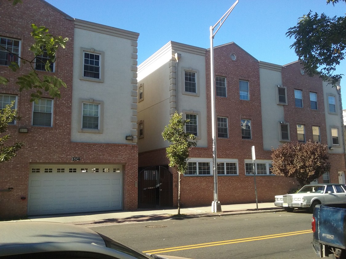Primary Photo - 104-110 1st St