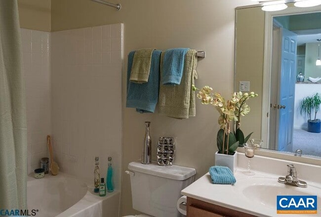 Building Photo - 200 Lake Club Ct